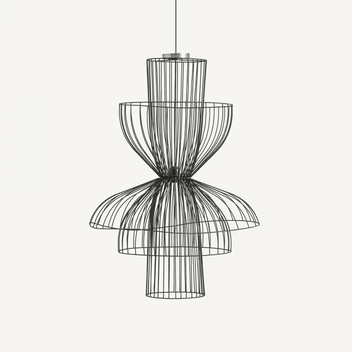 La lámpara colgante de hierro negro Sealza presenta tres secciones de estructura de alambre curvadas en capas suspendidas de un cordón delgado: una lámpara colgante de estilo industrial elegante que realza cualquier espacio con un estilo moderno.