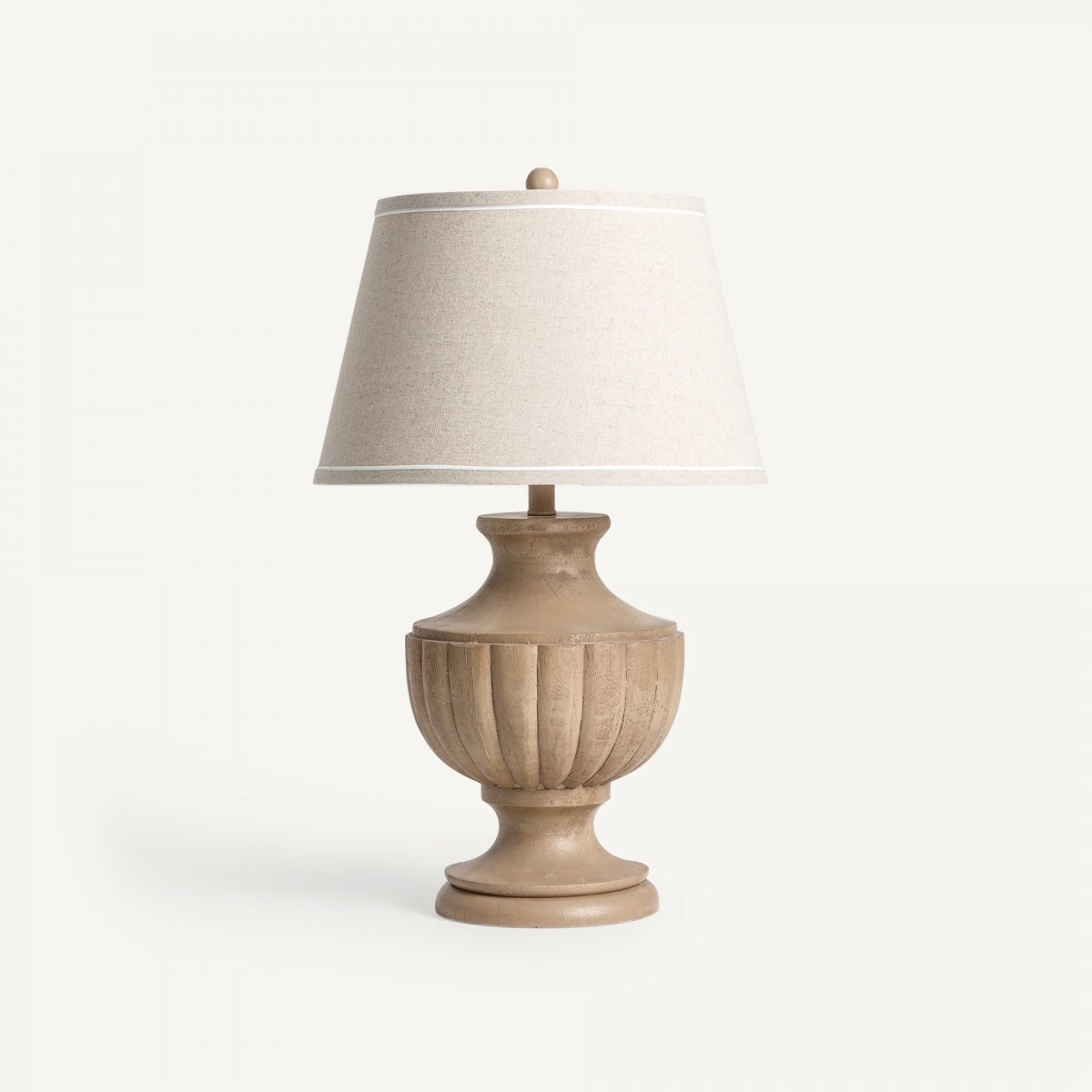 La lámpara de mesa en resina marrón Cierzo, con base acanalada y pantalla beige, aporta una estética provenzal y una iluminación cálida a cualquier espacio.