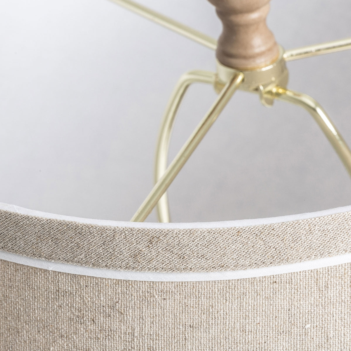 Primer plano de la Lámpara de mesa en resina marrón Cierzo, con pantalla de tela beige y detalles en latón, ideal para agregar iluminación cálida y estética provenzal a cualquier espacio.