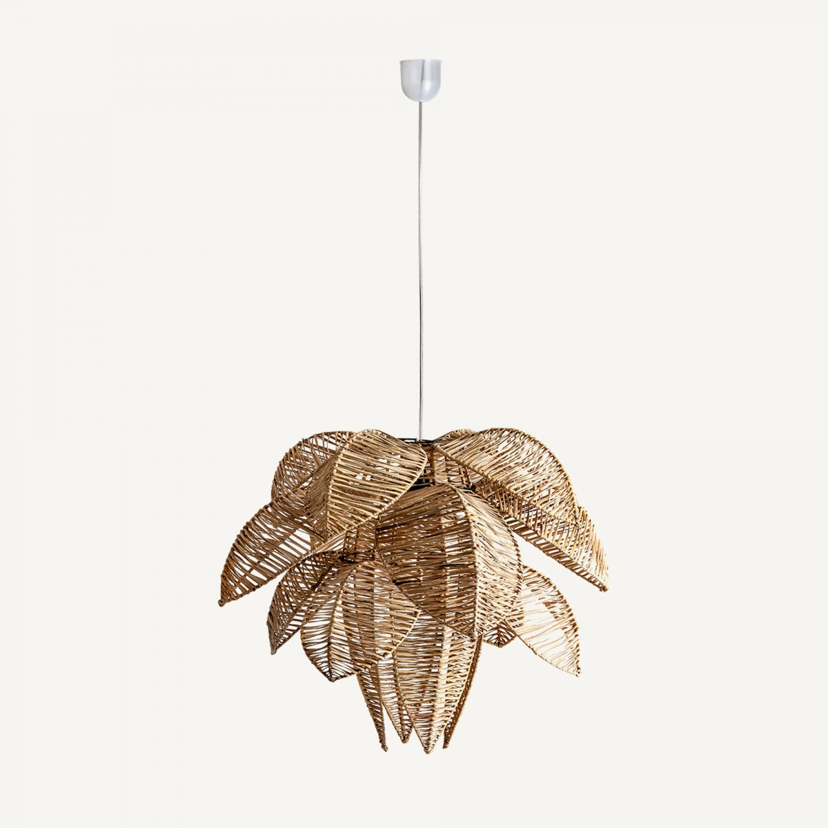 La Lámpara colgante en ratán y hierro Floris presenta secciones superpuestas que asemejan un diseño en forma de flor, suspendidas de un cordón blanco.
