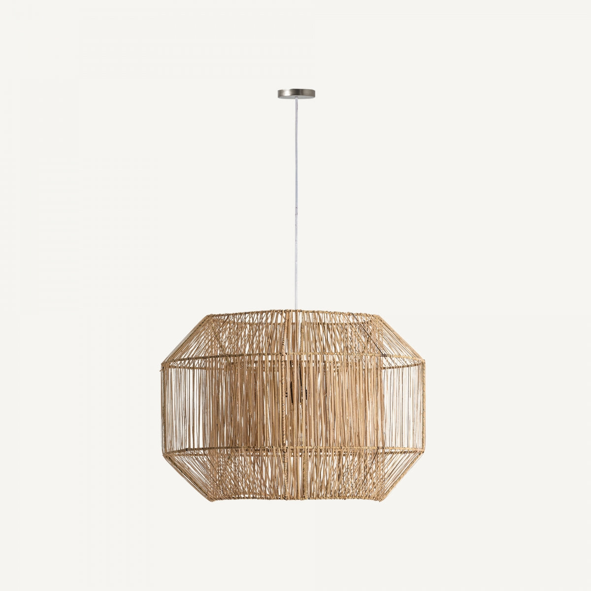 La Lámpara colgante en ratán marrón Olga presenta una pantalla tejida geométrica, suspendida de un cordón blanco y un soporte de techo plateado, brindando un elegante diseño geométrico e iluminación suave.
