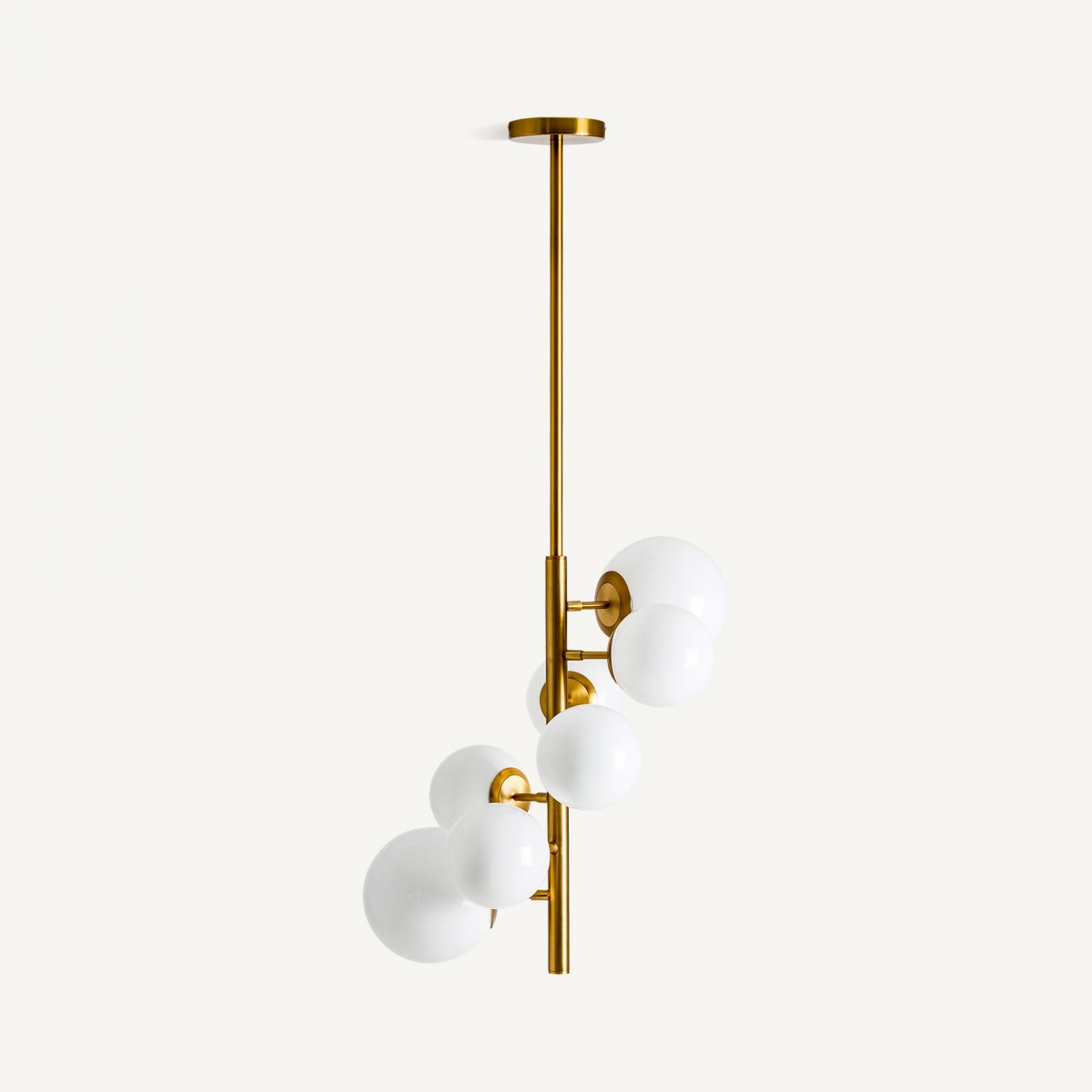 La lámpara colgante en hierro dorado y vidrio S.BOLA presenta una varilla vertical y seis globos de vidrio blanco dispuestos de forma asimétrica, perfecta para aportar iluminación moderna a cualquier espacio.