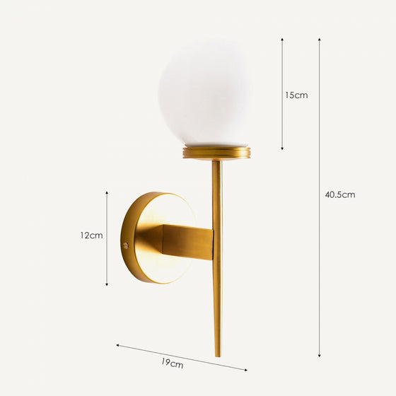 Aplique de pared en latón dorado y cristal opalino Bolar