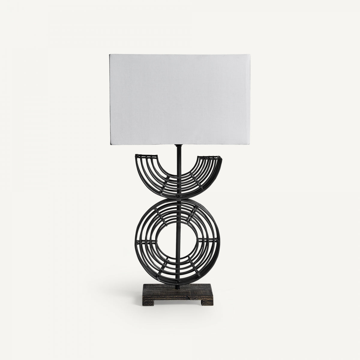 La lámpara de mesa en hierro y pantalla blanca Eisen tiene base geométrica de hierro negro con patrones circulares y semicirculares, además de una pantalla rectangular blanca, ideal para un toque contemporáneo.