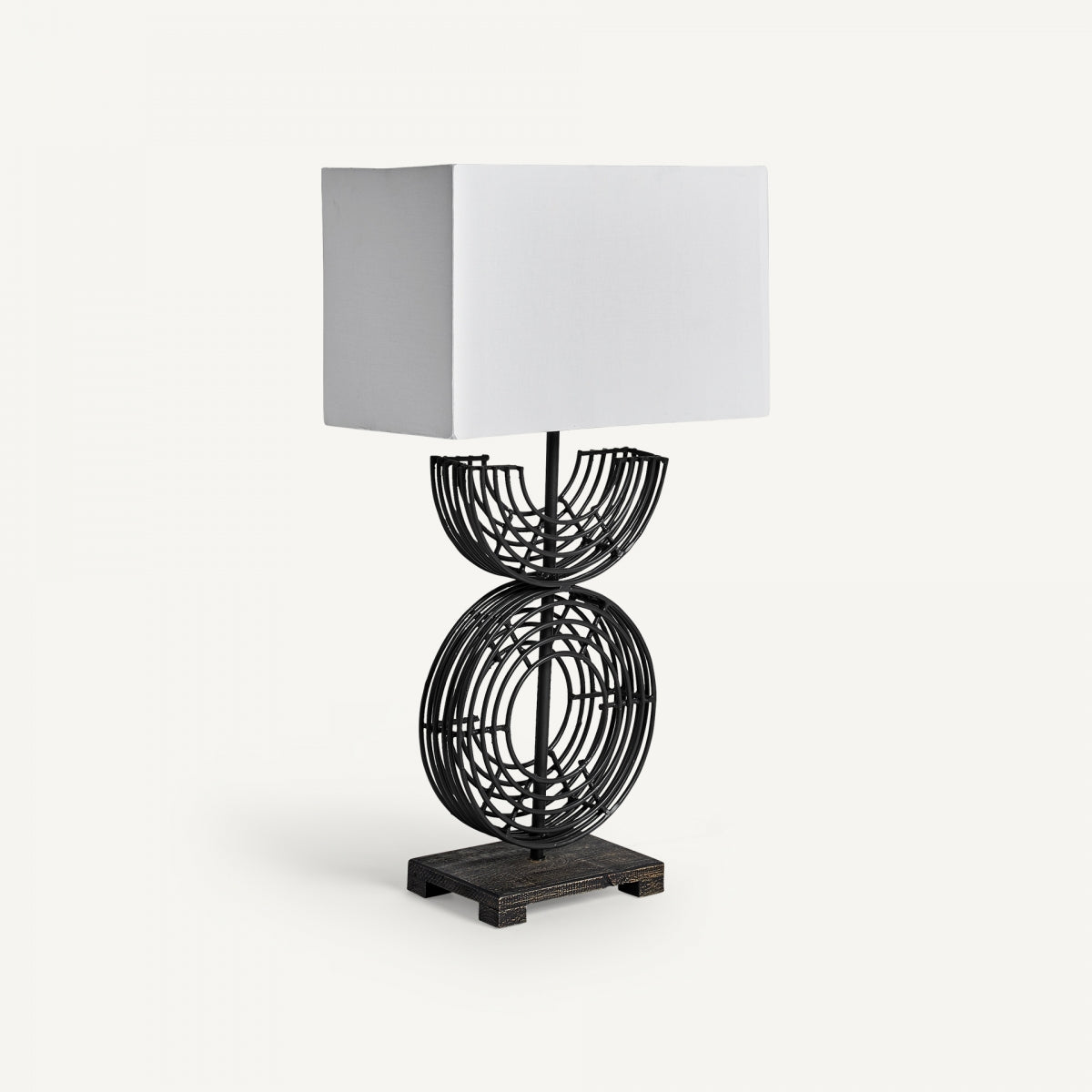 La lámpara de mesa en hierro y pantalla blanca Eisen, con base geométrica de hierro negro y pantalla rectangular blanca, destaca por su diseño contemporáneo contra un fondo neutro.