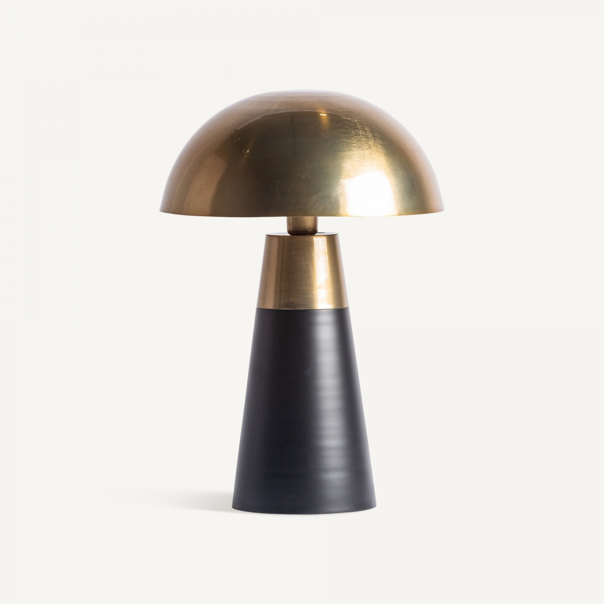La Lámpara de mesa en latón oro y negro Art Deco 103 presenta un diseño moderno con pantalla metálica tipo cúpula y base cónica negra, acabada en tonos oro y negro, sobre un fondo blanco liso.