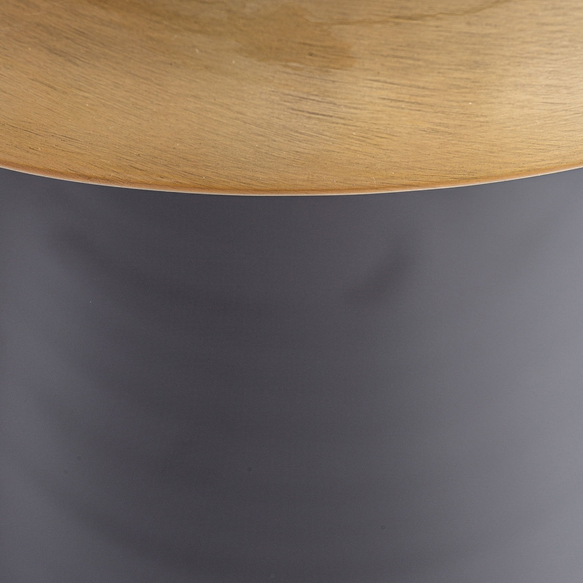 Primer plano de la Lámpara de mesa en latón oro y negro Art Deco 103, que presenta un borde superior dorado metálico y un cuerpo cilíndrico gris oscuro mate con un elegante acabado dorado y negro y un sutil estilo Art Deco.