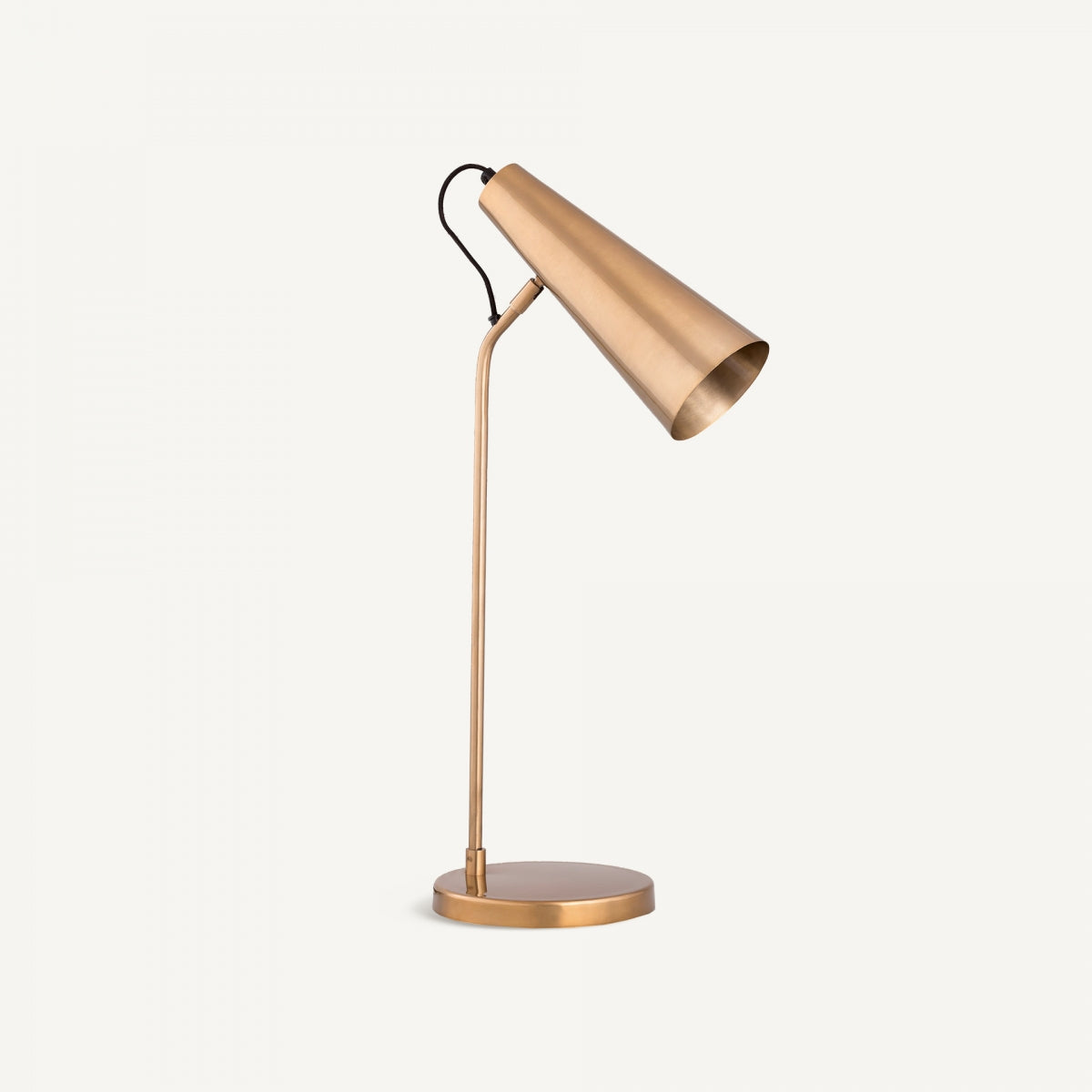 La Lámpara de mesa en latón dorado Koun destaca por su base redonda, tallo esbelto y pantalla cónica, ideal para añadir un toque de diseño contemporáneo a cualquier ambiente.