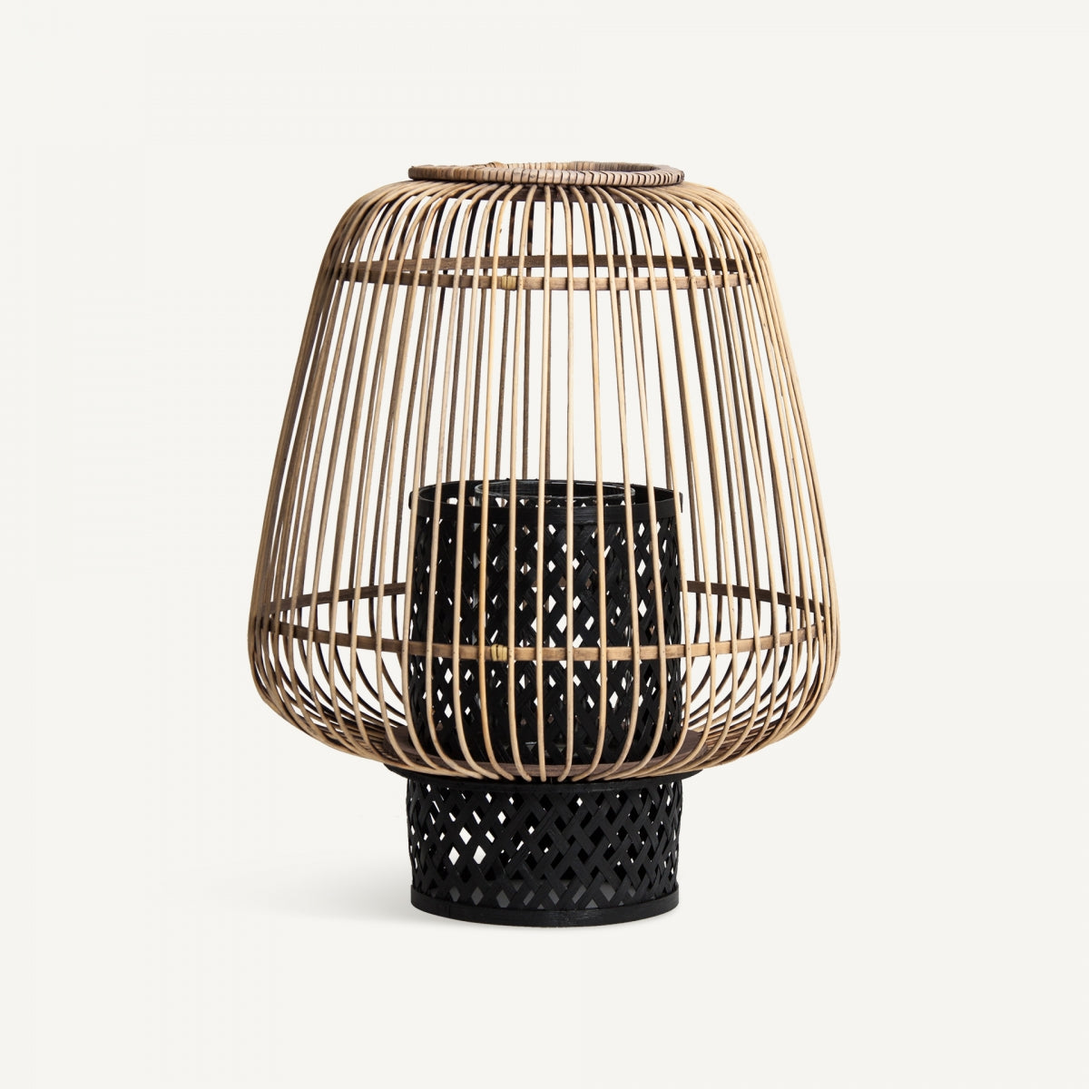 La Portavela de bambú y vidrio Ghia es una linterna de bambú tejido con un diseño abierto en la parte superior, que incluye un pequeño recipiente metálico negro para colocar una vela. Sus detalles en ratán marrón claro aportan calidez y sofisticación a cualquier espacio.