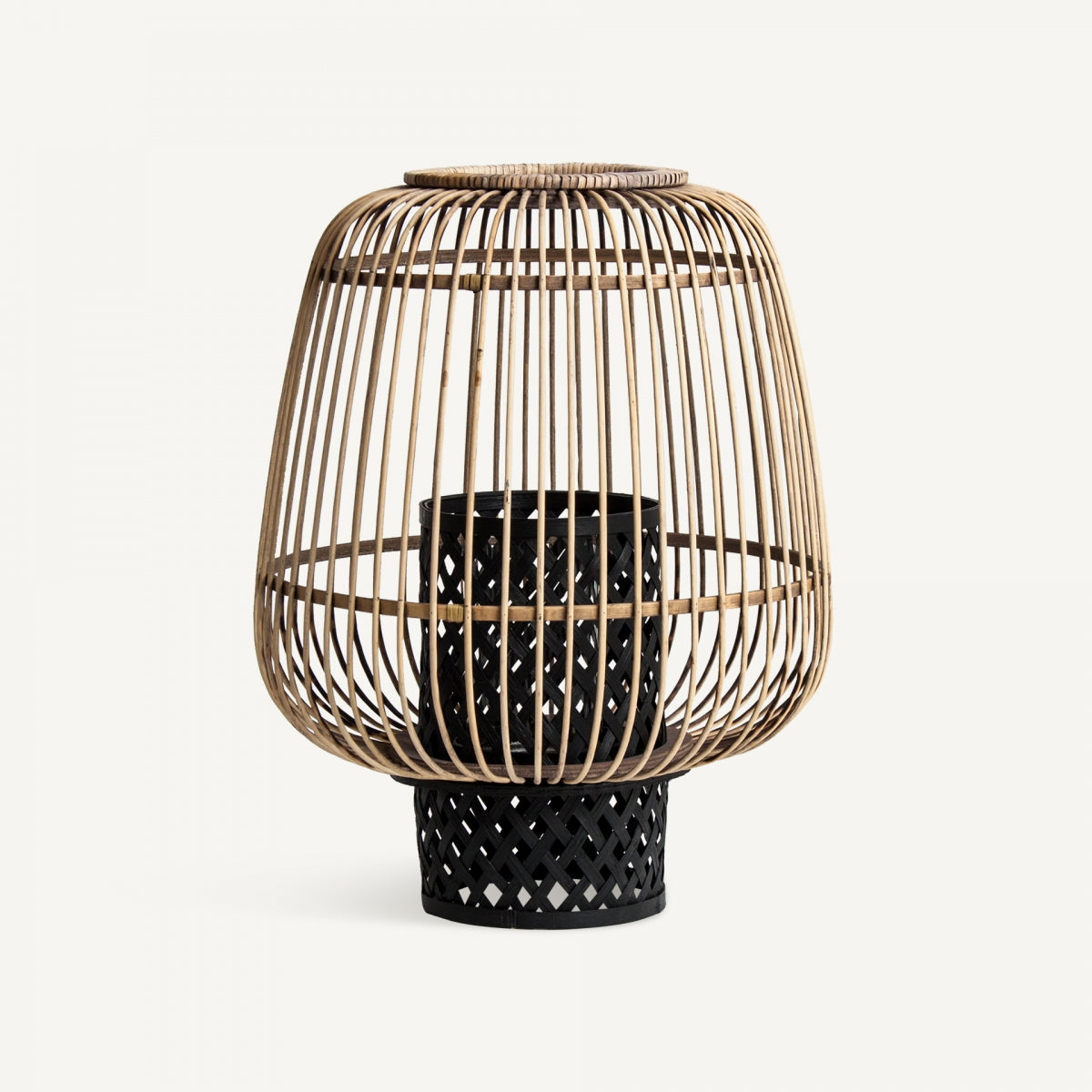 El portavelas moderno de bambú y ratán Ghiare presenta una base cilíndrica negra con un patrón enrejado, agregando un toque de diseño contemporáneo sobre un fondo blanco liso.