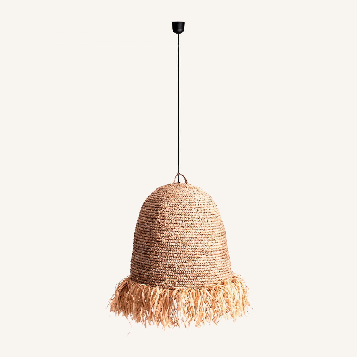 La lámpara colgante en fibra natural Tresa, con diseño de cúpula y flecos, suspendida de un cable negro sobre fondo neutro, aporta estilo contemporáneo y toques naturales a cualquier espacio.