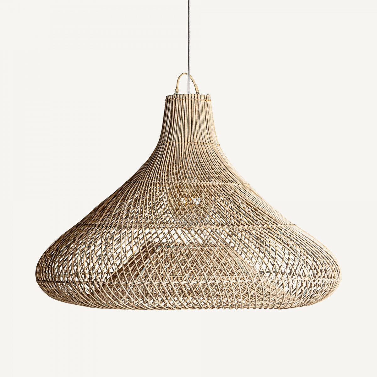 La Lámpara colgante en ratán marrón Satu, con su forma ancha y redondeada, cuelga de un cable sobre fondo blanco, aportando un toque de diseño contemporáneo a cualquier ambiente.