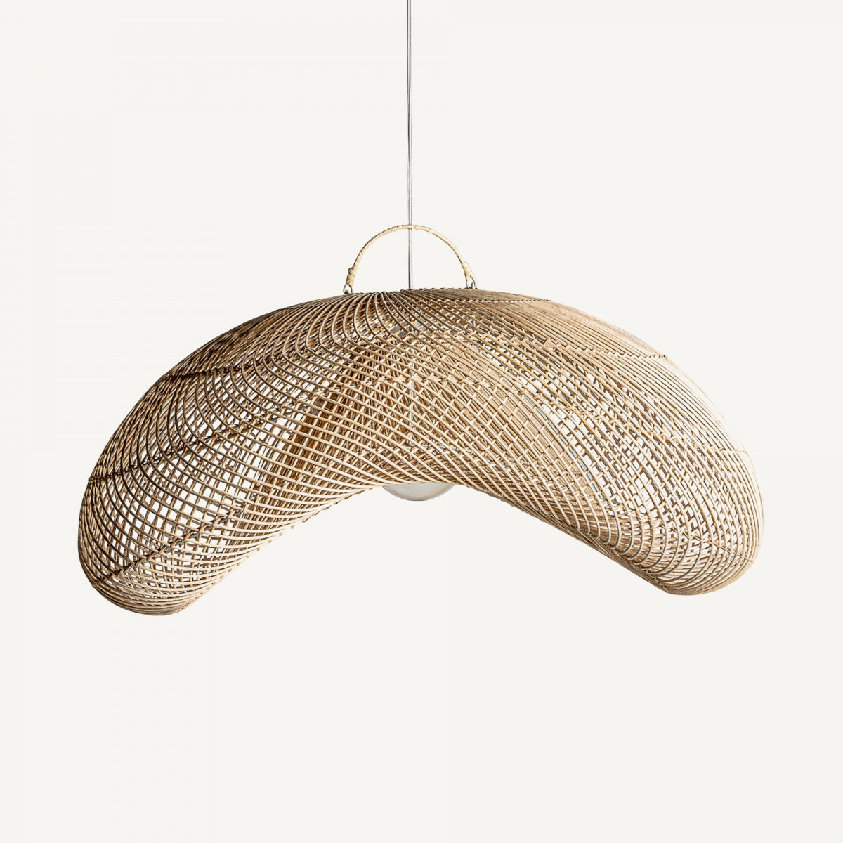 La Lámpara colgante en ratán marrón Elegancia, de diseño curvo y orgánico, cuelga de un cable blanco sobre fondo blanco. Ideal para la iluminación del hogar.
