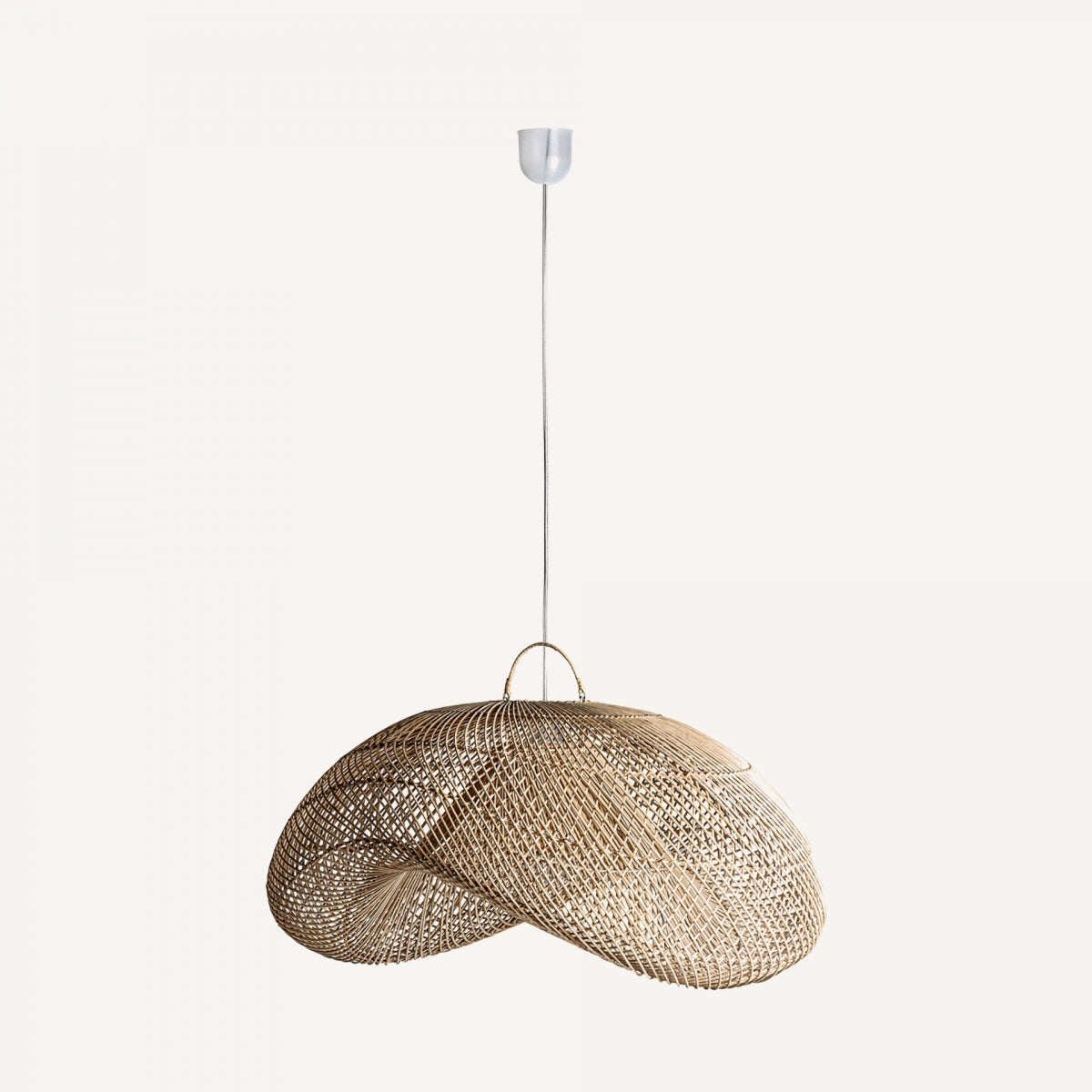 La Lámpara colgante en ratán marrón Elegancia, con diseño orgánico y trenzado, cuelga de un soporte blanco mediante un solo cable y aporta iluminación única al hogar sobre un fondo sencillo.