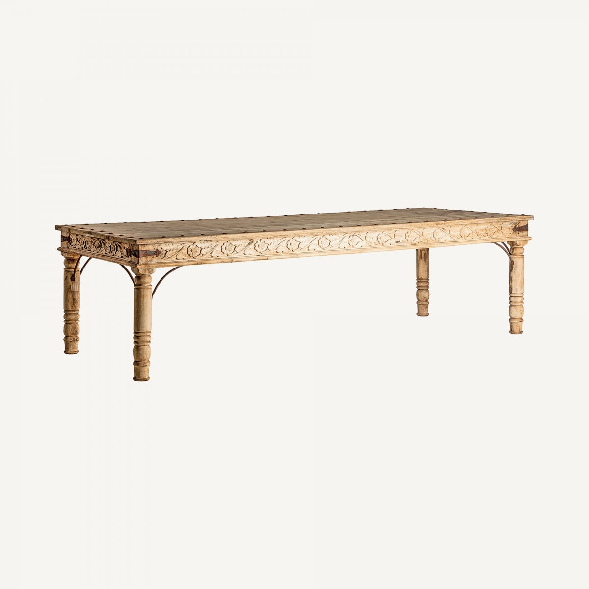 La mesa de comedor grande Kalyan de madera de mango, elaborada con madera de mango natural y con motivos decorativos tallados en los laterales y las patas, encarna un exquisito diseño artesanal. Con un fondo liso, esta elegante pieza es un elemento central impactante en cualquier habitación.