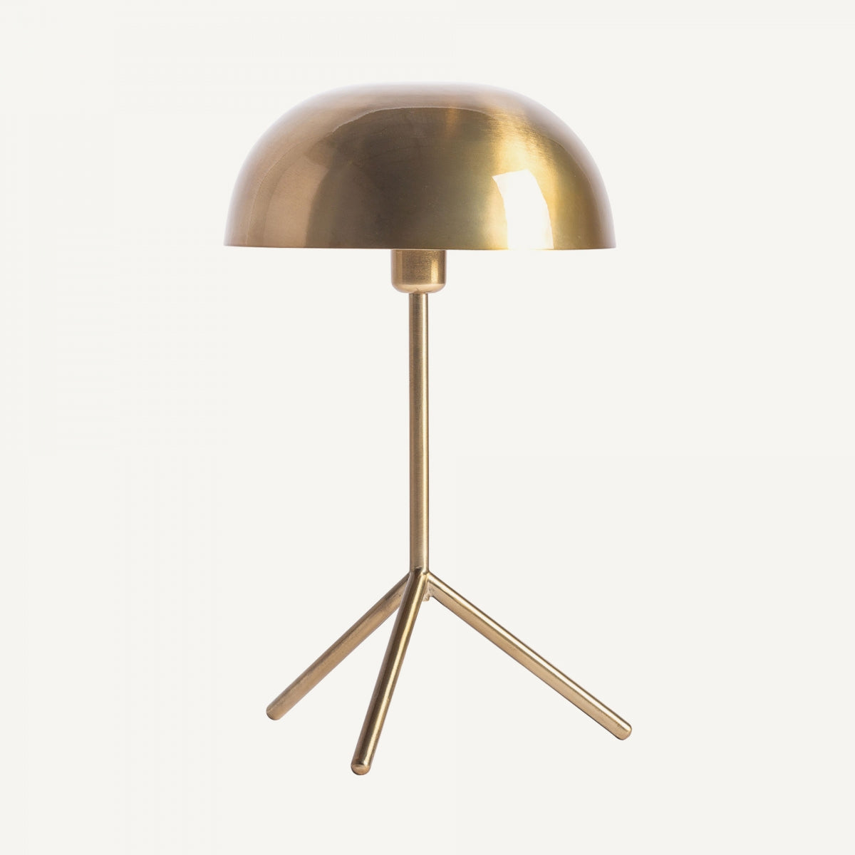 La Lámpara de sobremesa en hierro dorado Kelheim presenta una pantalla sobredada, base de tres patas y vástago vertical, todo en acabado metálico inspirado en el diseño art déco, sobre un fondo neutro.