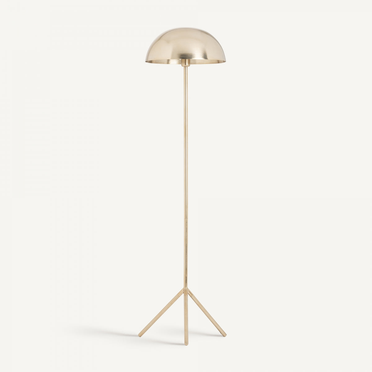 La lámpara de pie en hierro y oro Kelheim, de estilo Art Deco, tiene pantalla de cúpula, poste esbelto y base de trípode. Destaca su acabado dorado sobre fondo blanco.