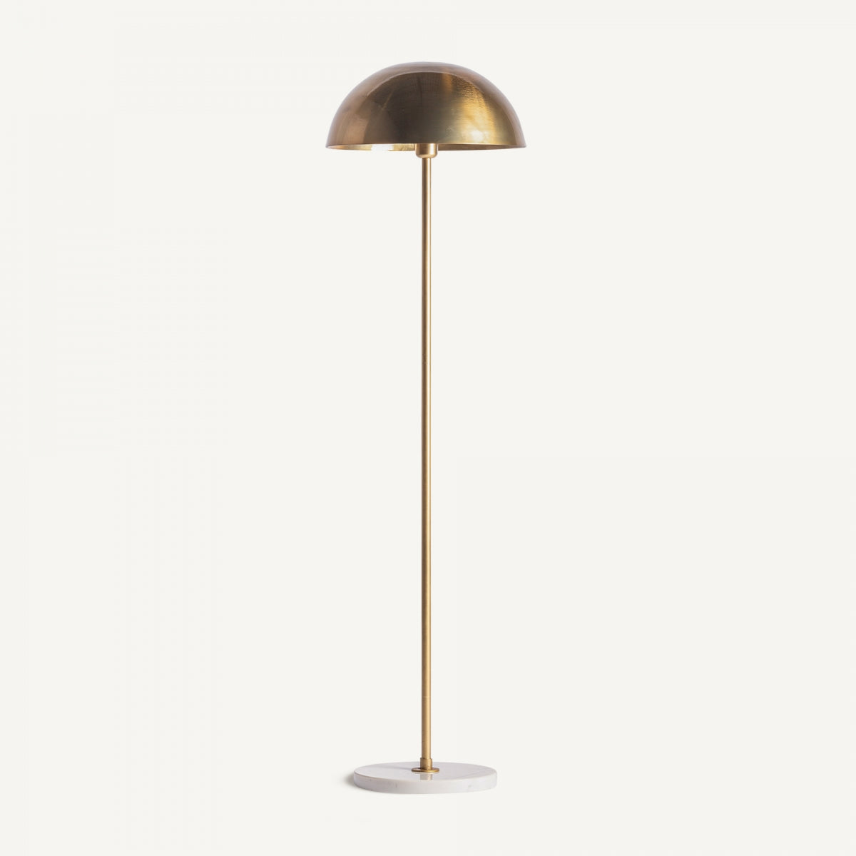La lámpara de pie en hierro y mármol Lora, con pantalla tipo cúpula, esbelto poste y base redonda de mármol blanco, inspirada en el Art Deco, se presenta sobre un fondo blanco sencillo.