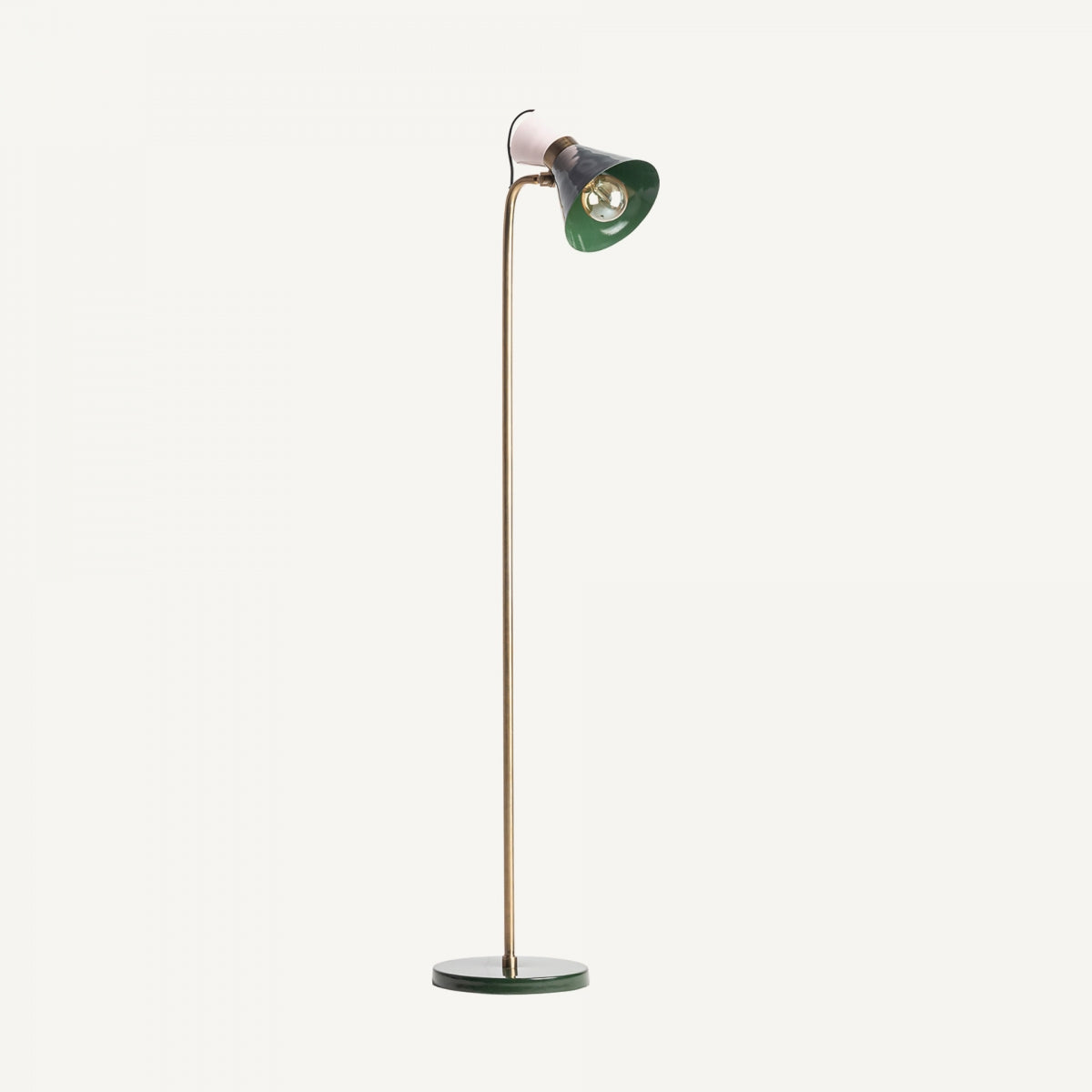 La lámpara de pie en hierro y latón Max es alta, con base circular y pantalla verde inclinada, ideal para espacios de estilo contemporáneo.