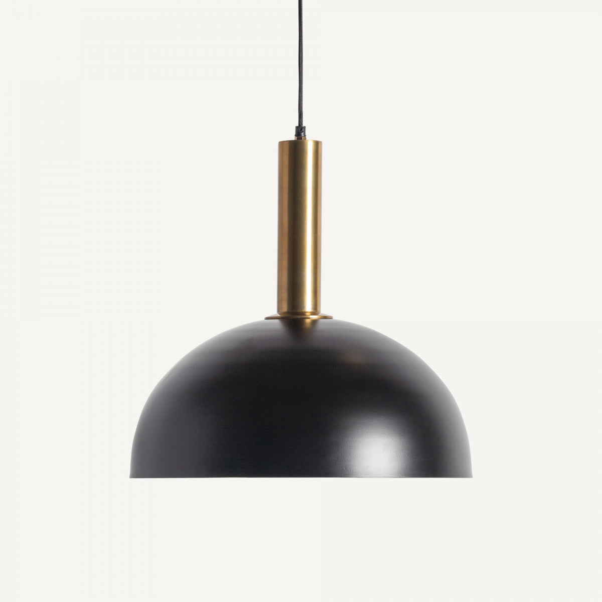 La lámpara colgante en hierro negro y dorado Snok luce un diseño art déco, con pantalla tipo cúpula, cilindro dorado y cable negro que resaltan sobre el fondo blanco.