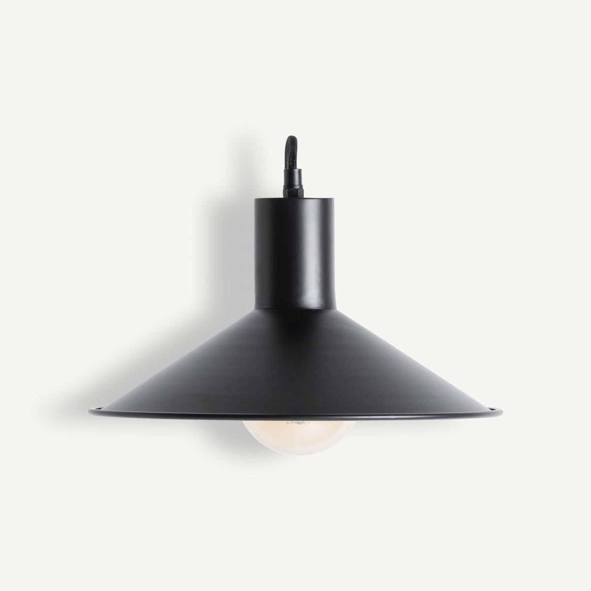 El aplique de pared en hierro negro y latón Aseud combina diseño contemporáneo con sutiles influencias Art Deco, destacando su estilo moderno y elegante contra un fondo blanco.