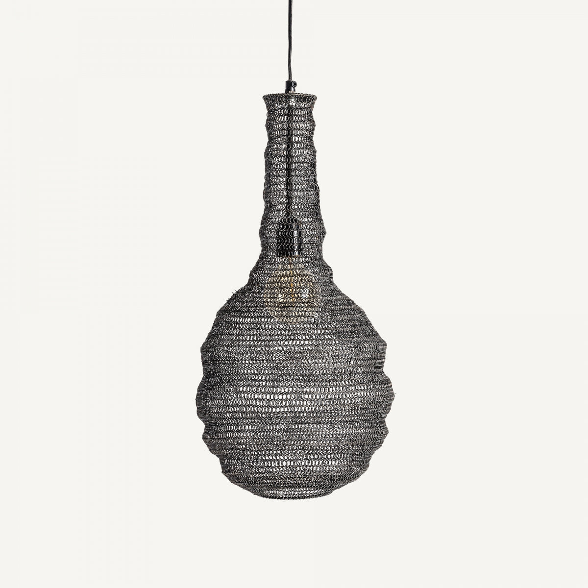 La lámpara colgante de hierro gris Doryn, con su pantalla de malla de alambre bulbosa y su elegante cable, suspendida sobre un fondo blanco, agrega un toque de diseño industrial a cualquier espacio.
