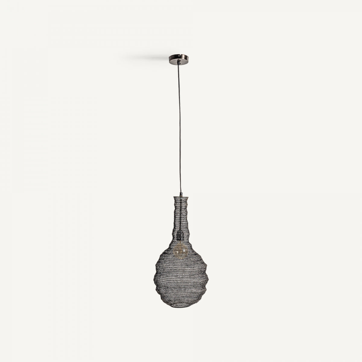 La Lámpara colgante en hierro gris Doryn destaca por su pantalla bulbosa texturizada y tono oscuro, suspendida de un delgado cable negro que fusiona estilo contemporáneo con diseño industrial.
