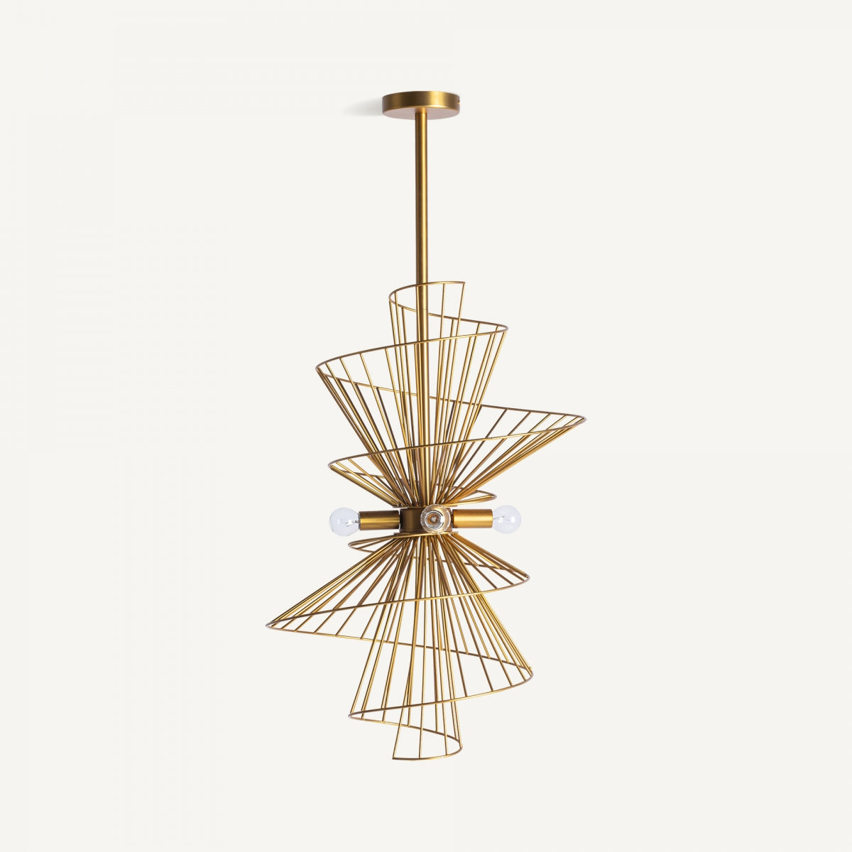 La lámpara colgante en hierro dorado Stowe A presenta un diseño de alambre metálico en espiral, bombillas expuestas, acabado elegante en oro y forma geométrica, suspendida desde el techo sobre un fondo blanco.