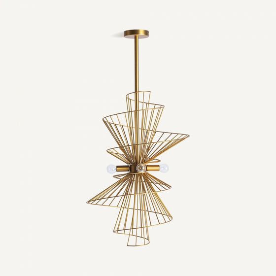 La lámpara colgante en hierro dorado Stowe A presenta un diseño de alambre metálico en espiral, bombillas expuestas, acabado elegante en oro y forma geométrica, suspendida desde el techo sobre un fondo blanco.