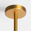 Primer plano de la Lámpara colgante en hierro dorado Stowe A, con soporte de techo en oro cepillado y varilla vertical, con acabado en oro y moderno diseño geométrico sobre un fondo blanco liso.