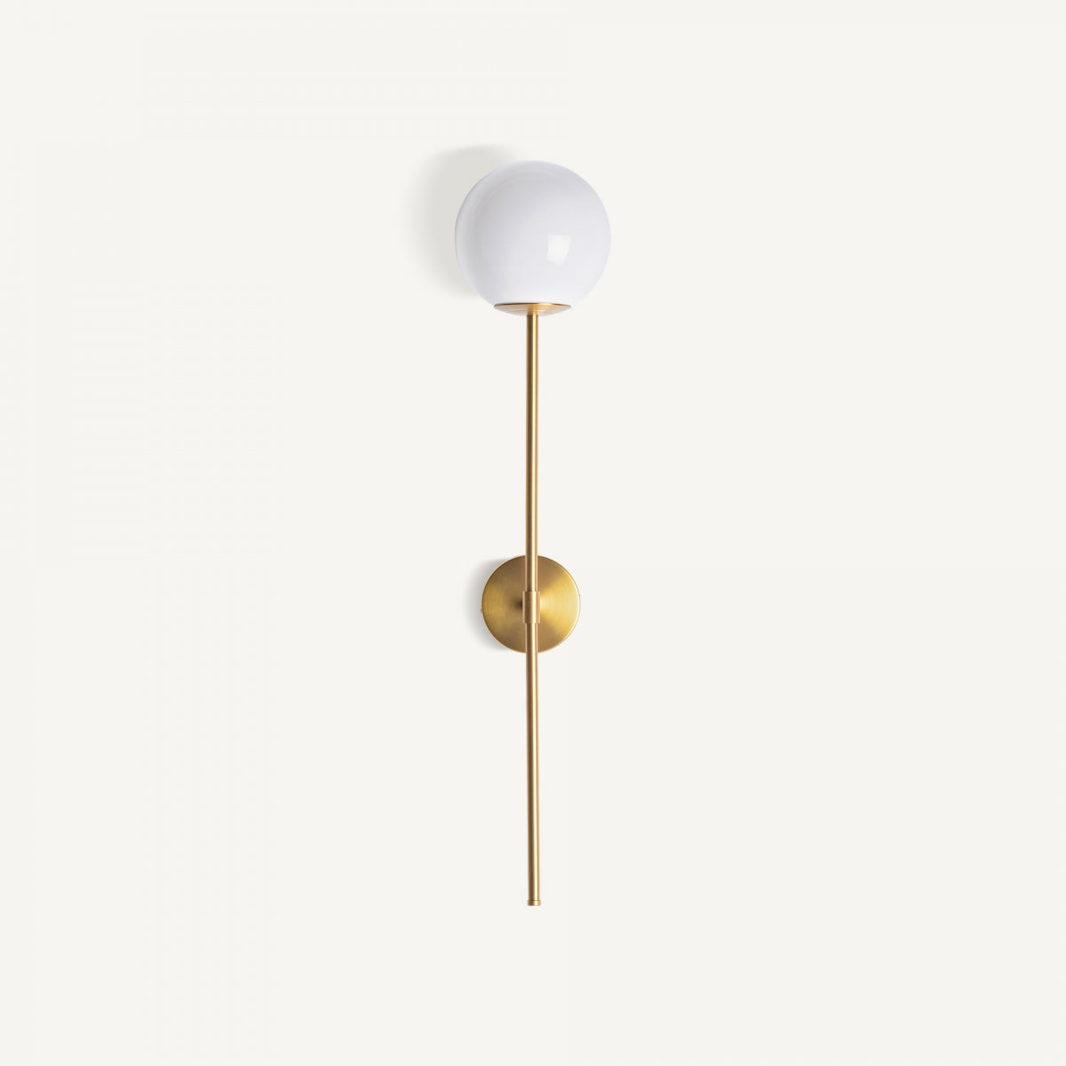 Aplique de pared en hierro dorado y cristal Nordin: pantalla redonda de vidrio blanco, varilla y base circular en hierro dorado, diseño moderno inspirado en el estilo Art Deco.