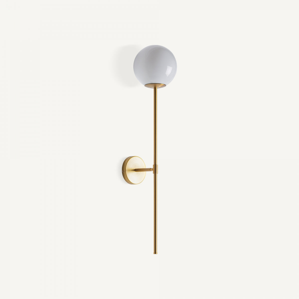 El Aplique de pared en hierro dorado y cristal Nordin destaca por su diseño moderno y estilo Art Deco, con esfera de cristal blanco, varilla vertical dorada y base circular, ideal para ambientes contemporáneos.