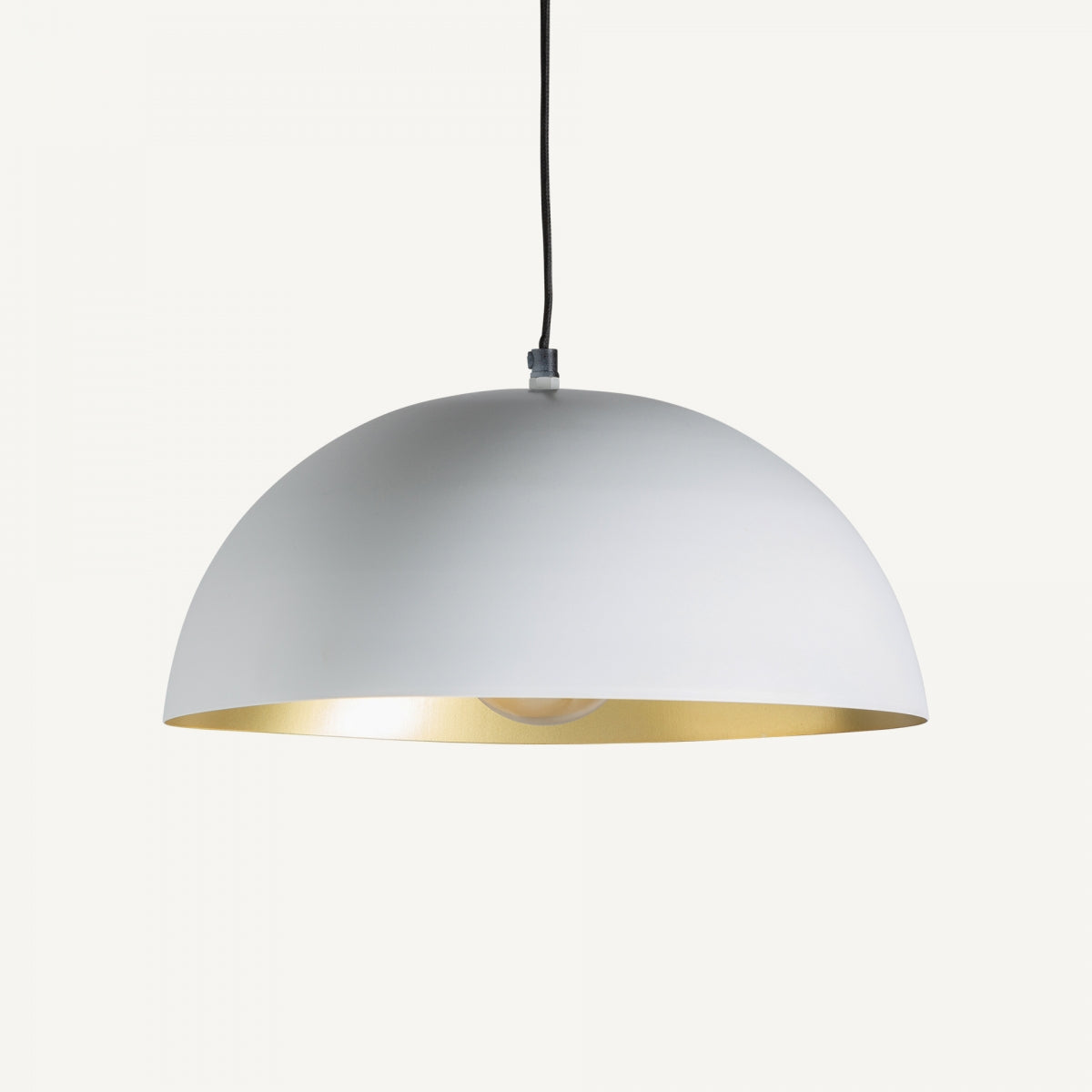 La lámpara colgante en hierro y detalles dorados WDeco, de forma blanca y cúpula con bombilla visible, destaca con su cable negro y acabado interior dorado, aportando un toque art decó sobre un fondo claro.