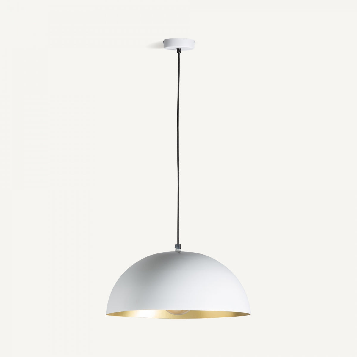 La lámpara colgante en hierro y detalles dorados WDeco, de forma domo blanco con interior dorado y cable negro, cuelga de un soporte blanco, aportando un toque contemporáneo al ambiente.