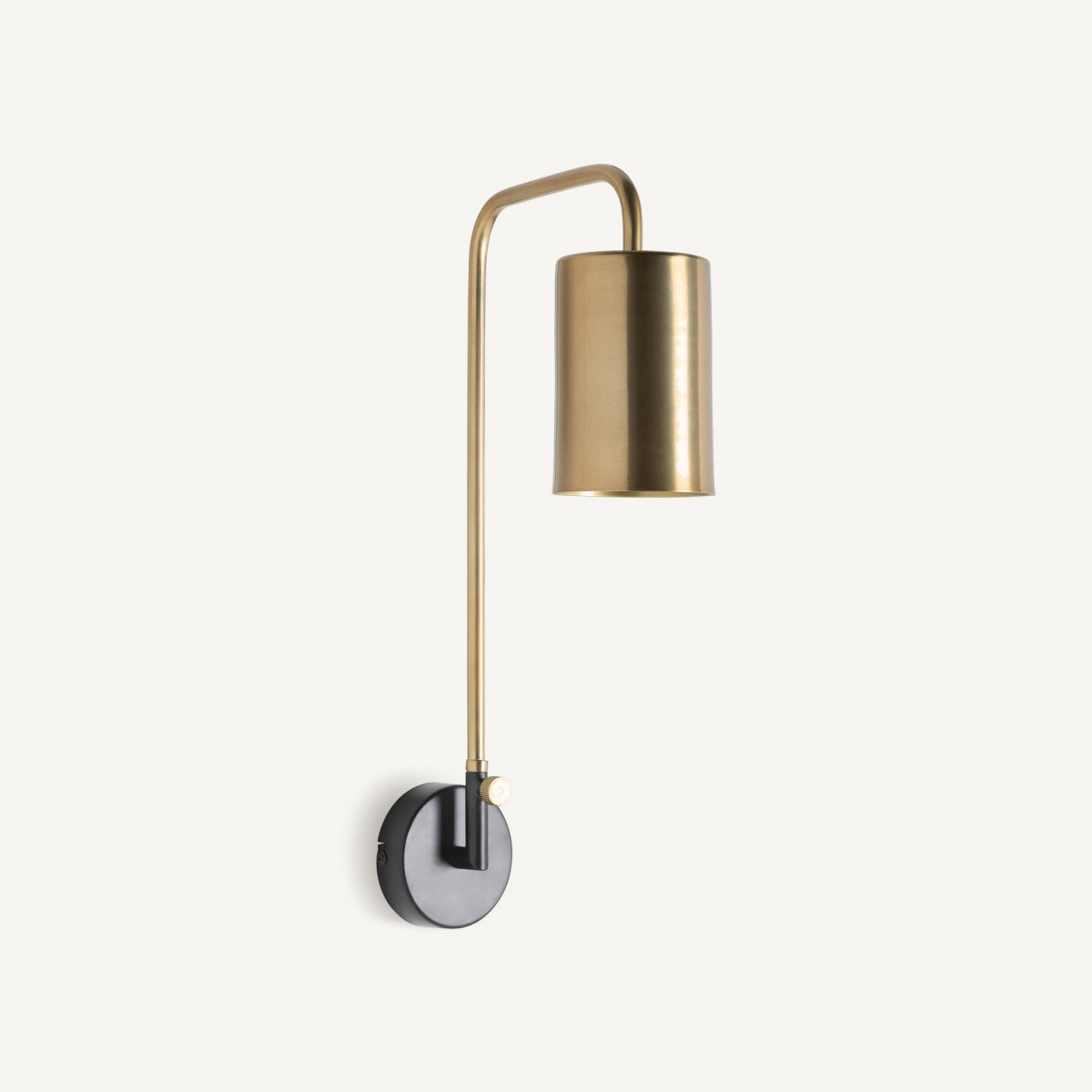 Aplique de pared en hierro y latón Evita: diseño Art Deco moderno con base circular negra y brazo curvo de latón que sostiene una pantalla cilíndrica, aportando iluminación sofisticada a tu espacio.