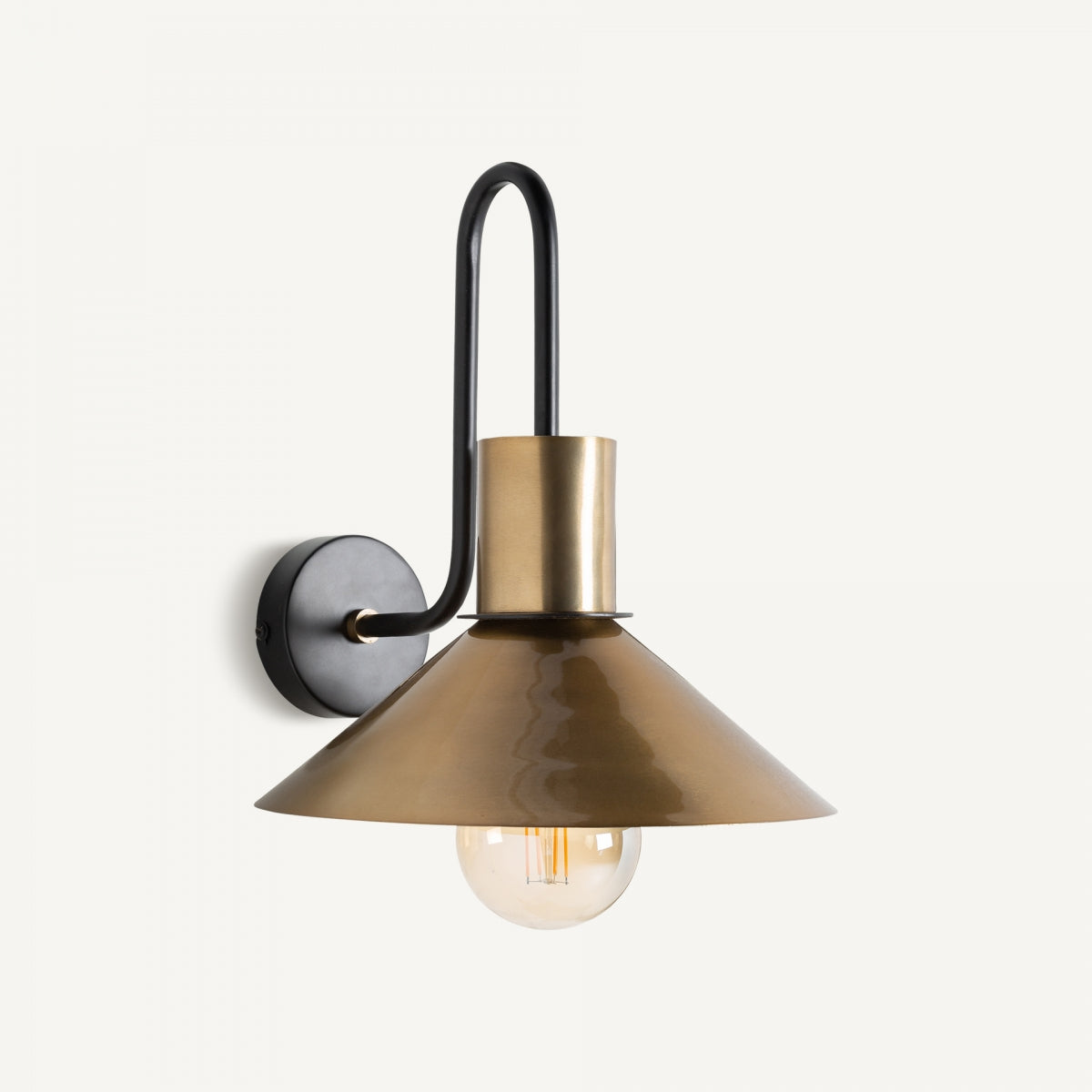 El Aplique de pared en hierro negro y oro Decad presenta una base circular negra, un brazo negro curvo y una pantalla cónica de latón con acabado dorado, bombilla expuesta y un toque de diseño art déco.
