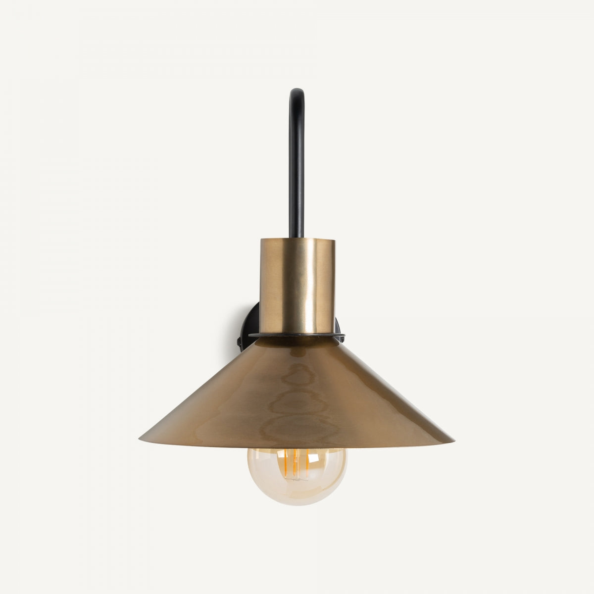 Aplique de pared en hierro negro y oro Decad, con pantalla cónica y bombilla expuesta, montado sobre soporte negro contra fondo blanco. Diseño art déco y acabado en oro.