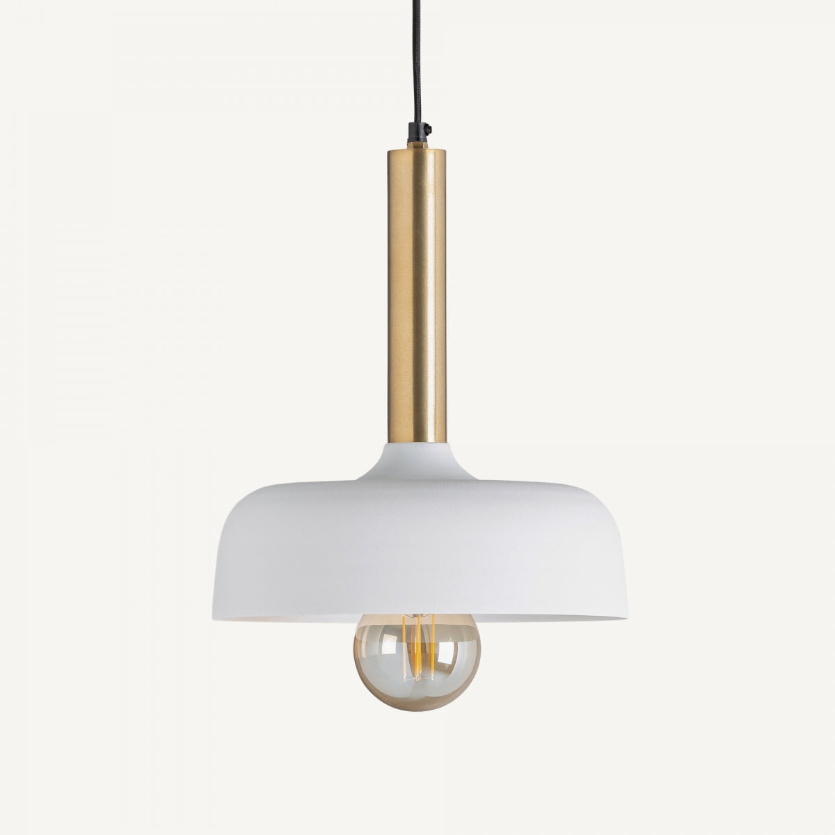 La lámpara colgante en hierro y diseño art deco Olga cuenta con pantalla blanca tipo cúpula, vástago cilíndrico color latón y bombilla expuesta, ideal para ambientes de estilo contemporáneo.