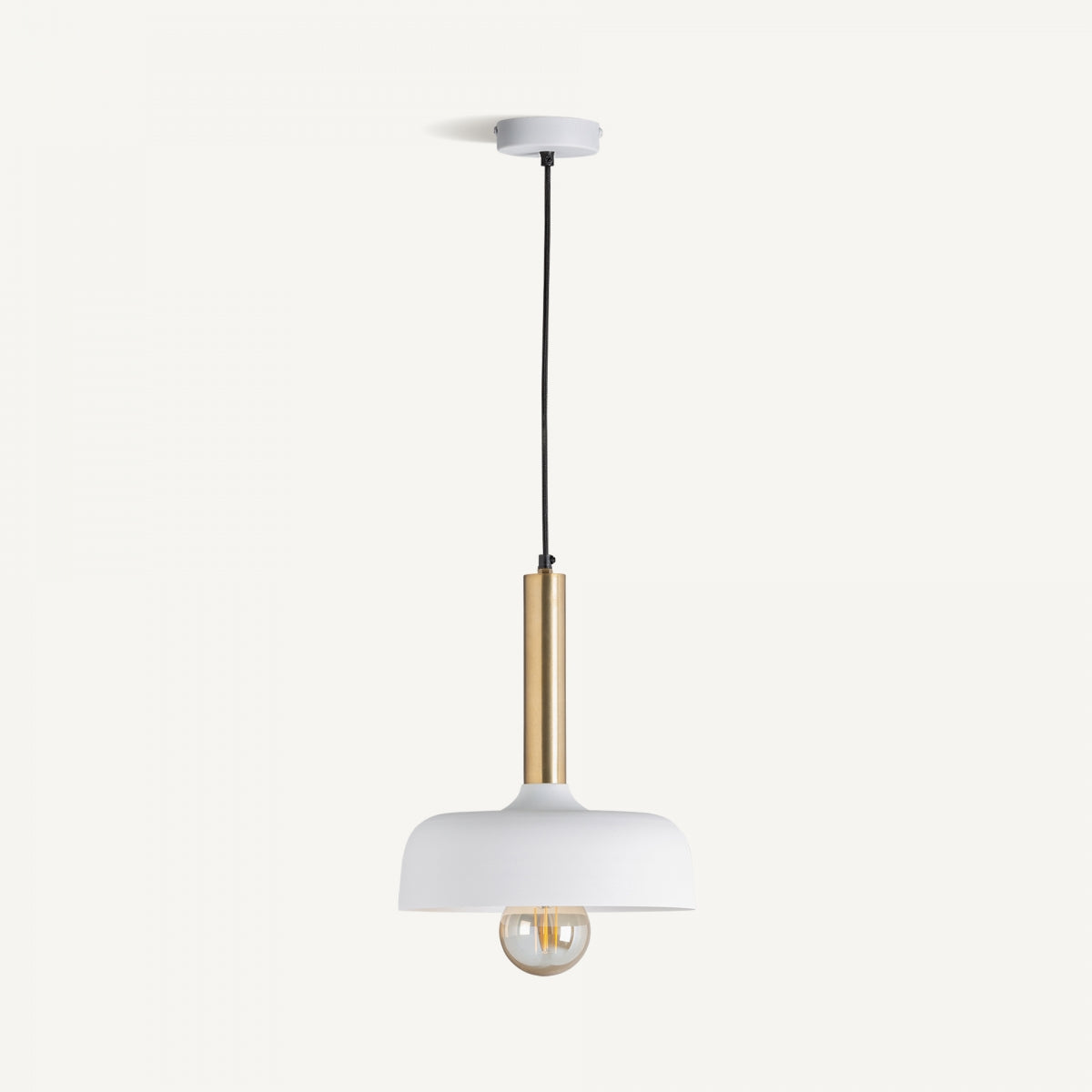 La Lámpara colgante en hierro y diseño art deco Olga presenta una pantalla blanca, detalles en latón, bombilla expuesta y cordón negro de un soporte de techo blanco, resaltando su estilo contemporáneo sobre un fondo neutro.