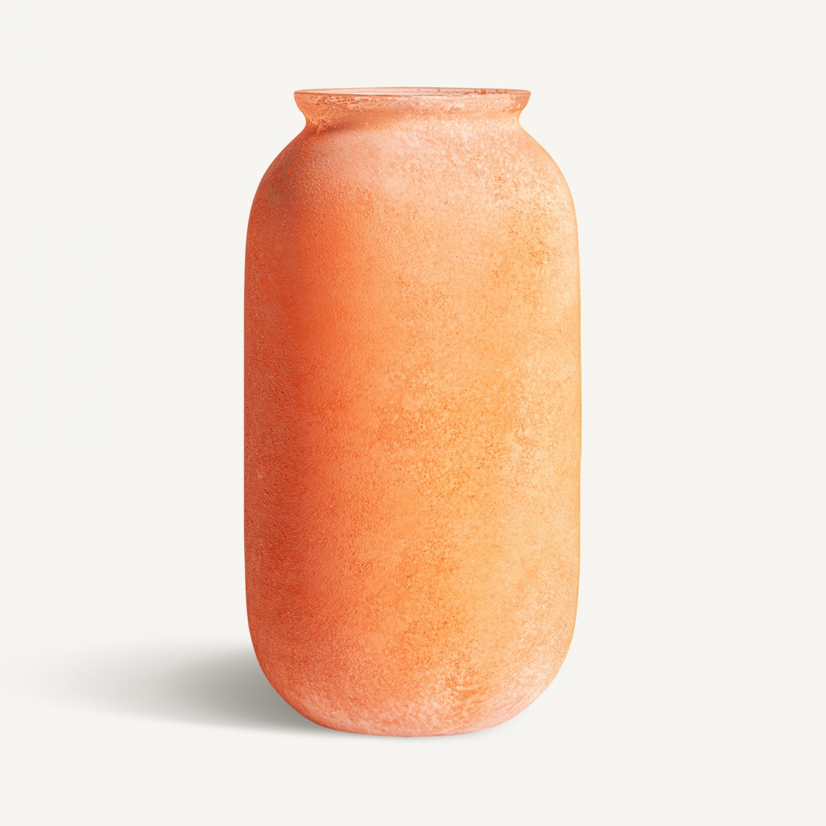 El Jarrón de vidrio vintage Den, alto y cilíndrico, con textura mate color naranja, destaca sobre un fondo blanco como una opción llamativa para decoración interior con un sutil toque de diseño vintage.