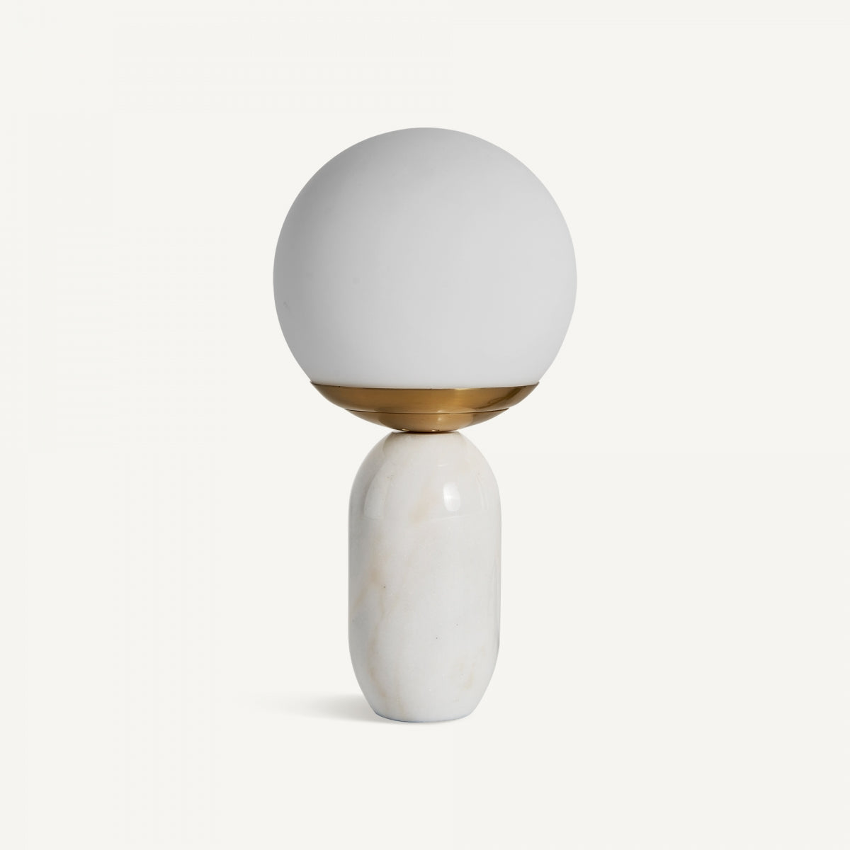 La lámpara de mesa OP, hecha de acero y vidrio opalino, aporta iluminación cálida y acogedora con su diseño moderno sobre fondo blanco.