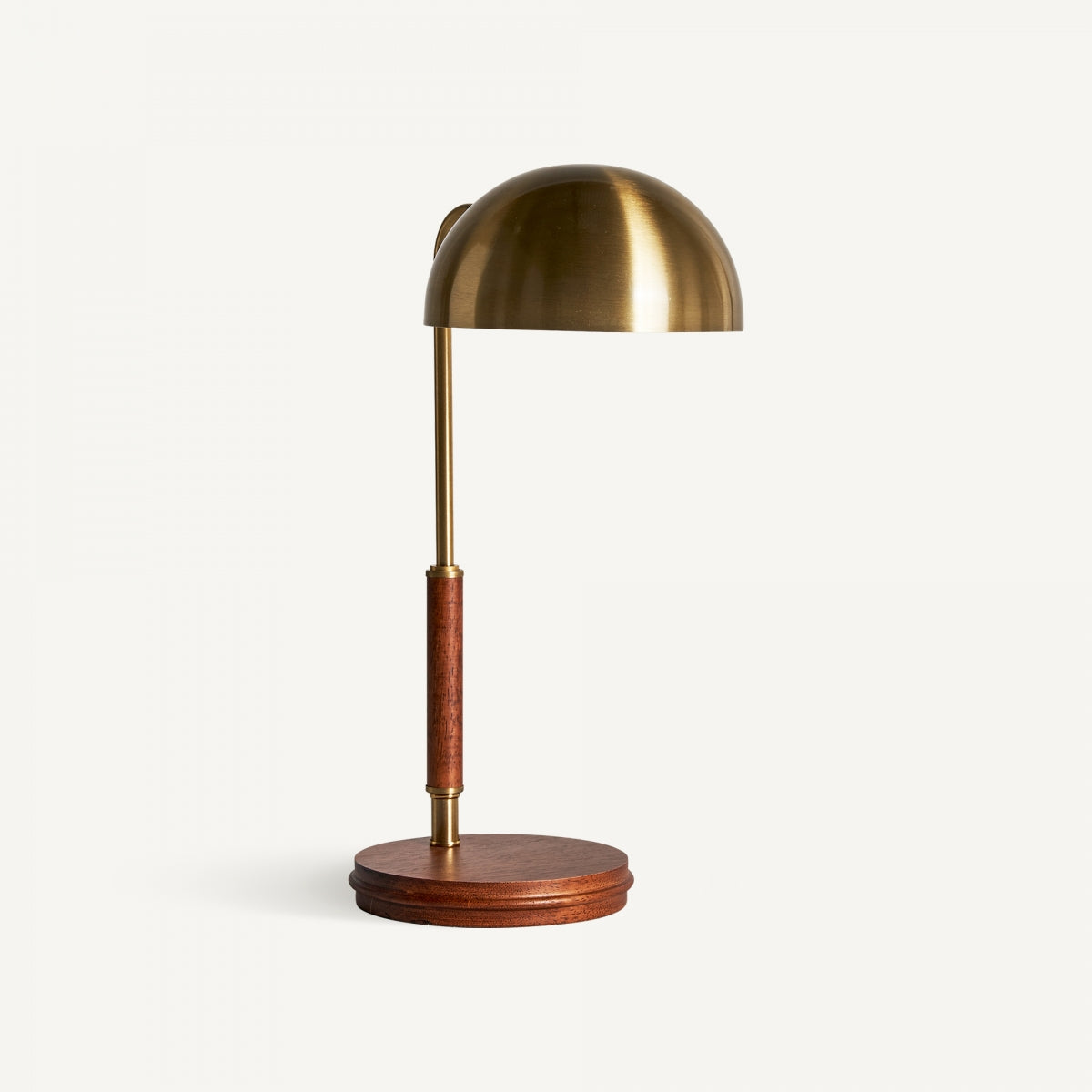 Lámpara de escritorio en acero marrón y dorado Adora, con pantalla tipo cúpula y base decorativa, de inspiración Art Déco, sobre fondo blanco.