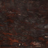 La mesa de centro rectangular en madera de teka Erara presenta una superficie de madera oscura con una textura desgastada, patrones de vetas visibles y rayones sutiles, ofreciendo un diseño artesanal que combina la durabilidad de la teca sólida con un encanto estético atemporal.