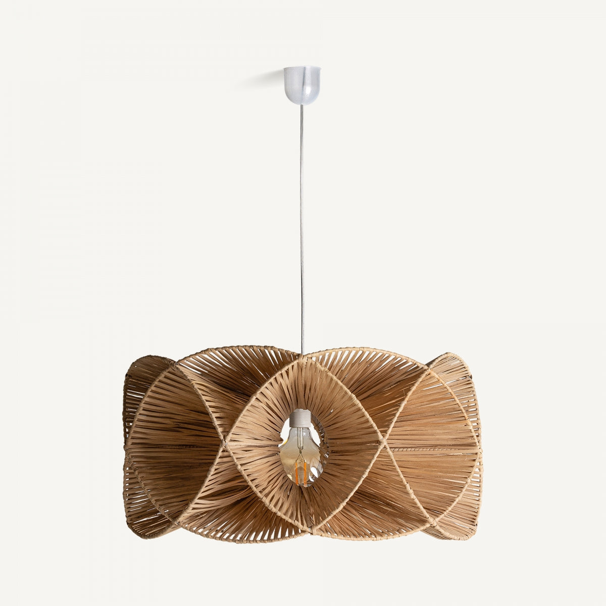 La lámpara colgante en ratán y hierro Malia, con pantalla tejida de patrón geométrico y bombilla expuesta, aporta un estilo rústico-moderno a cualquier ambiente.