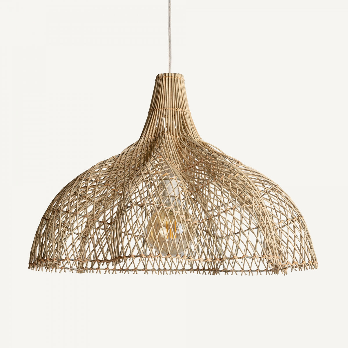 La lámpara colgante de ratán y hierro Tisno, con su pantalla de ratán tejido y bombilla vista, cuelga de un cordón blanco sobre un fondo blanco para aportar una iluminación acogedora y elegancia a los espacios modernos.