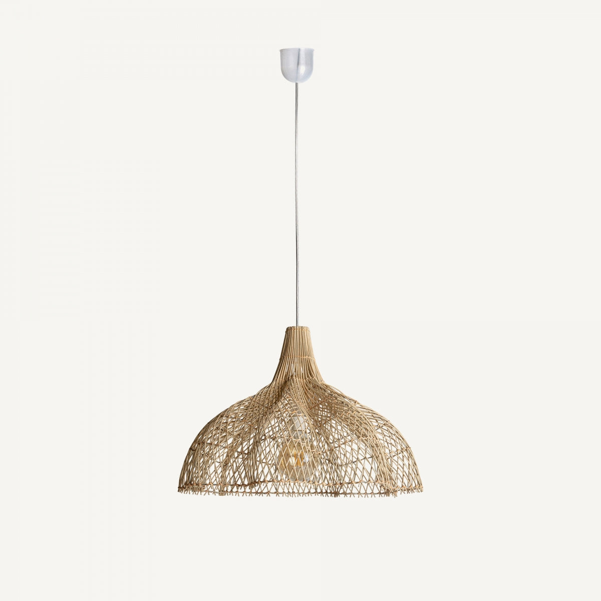 La lámpara colgante en ratán y hierro Tisno, con pantalla de forma de cúpula y cable blanco, aporta una iluminación acogedora a cualquier espacio.