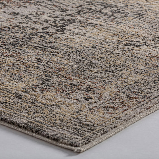Un primer plano de la Alfombra clásica en viscosa (300x200 cm) Ewa resalta su elegante comodidad, patrón texturizado desgastado en tonos neutros gris, beige y marrón y detalles de superficie elaborados con viscosa de alta calidad.