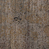Un primer plano de la Alfombra clásica en viscosa (300x200 cm) Ewa revela patrones intrincados en tonos marrones, beige y grises apagados, que añaden elegancia y comodidad. Hecha de viscosa de alta calidad.