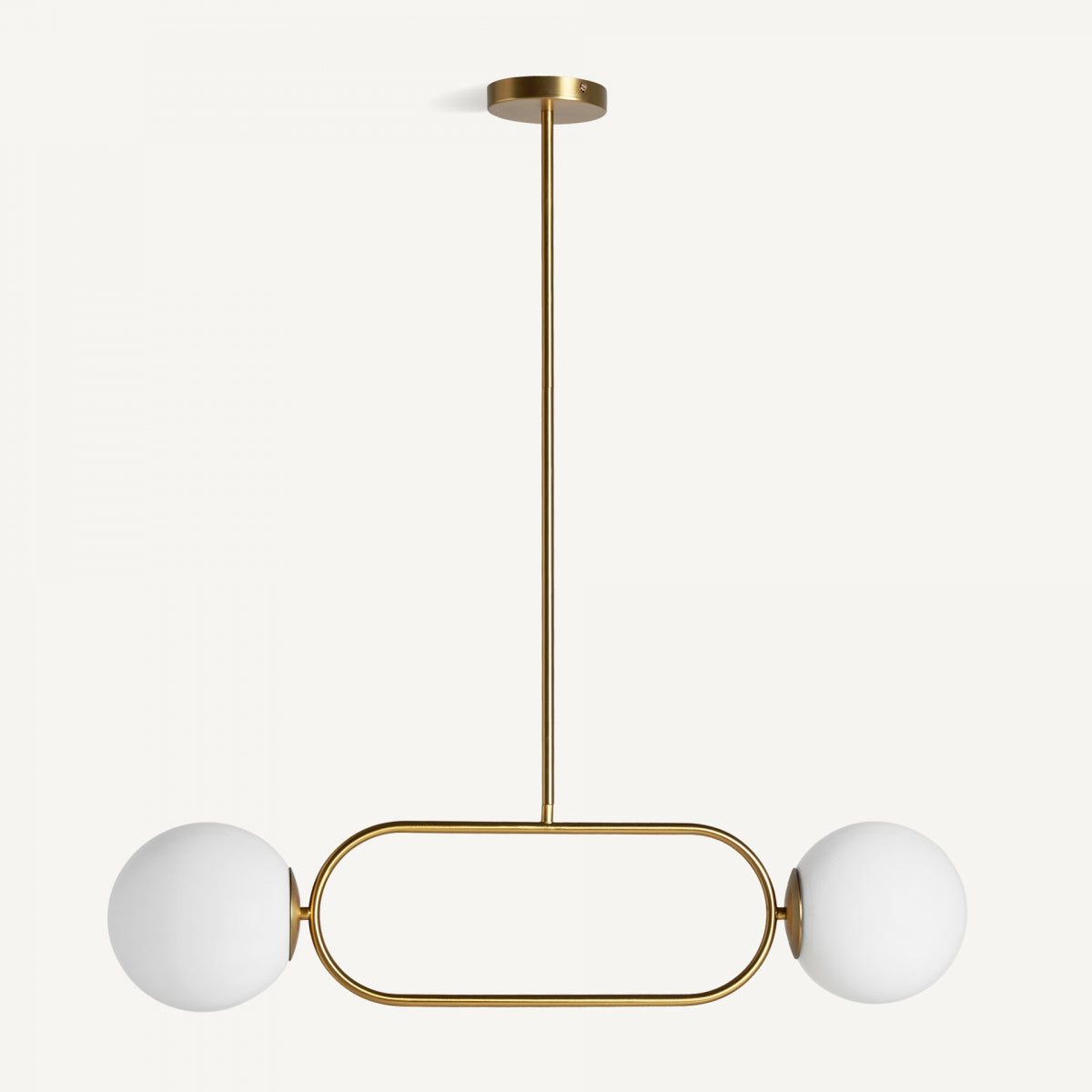 La lámpara colgante en hierro y cristal Opal 23 tiene un marco ovalado dorado y dos esferas de cristal blanco en cada extremo del eje central, suspendida del techo y exhibiendo un elegante diseño art deco.
