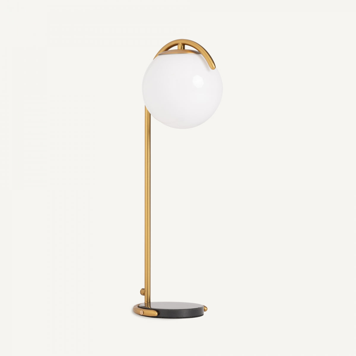 Lámpara de mesa en hierro y mármol Holly con pantalla redonda de vidrio blanco, soporte dorado y base circular negra, inspirada en el estilo art deco para añadir sofisticación y lujo. Fotografía sobre fondo blanco.